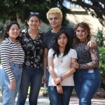 Yéssica Cortés, Germaine Anndrick, Citlalli Hernández, Mónica Leynez y Diego García, estudiantes de último semestre de Mercadotecnia, reciben reconocimiento a la excelencia creativa en el Concurso TÓTEM 2022-23.